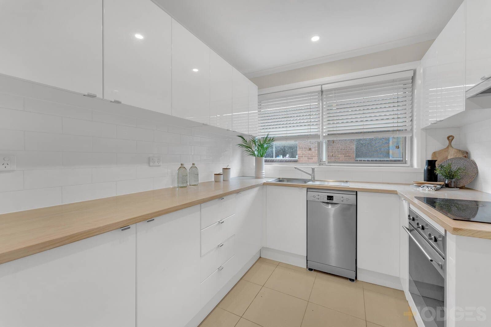 16 / 3-7 Davies Street, Mentone, VIC, 3194, Mentone - Thumbnail 2