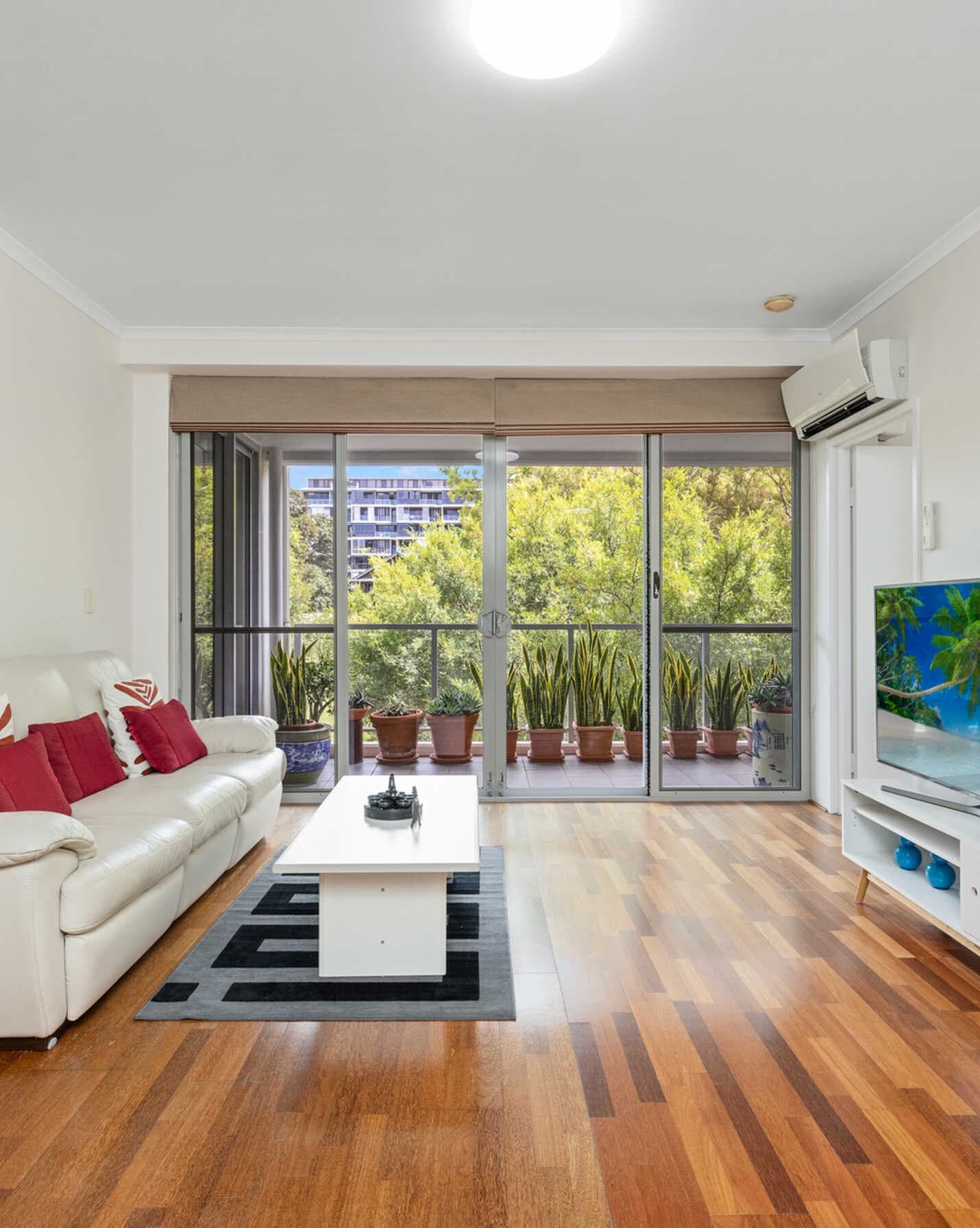 8/4 Grandstand Parade Zetland, Zetland - Image 1