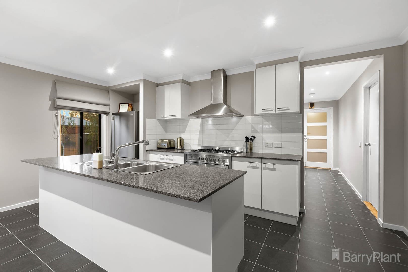2 Renam Street, Pakenham, VIC 3810, Pakenham - Thumbnail 3