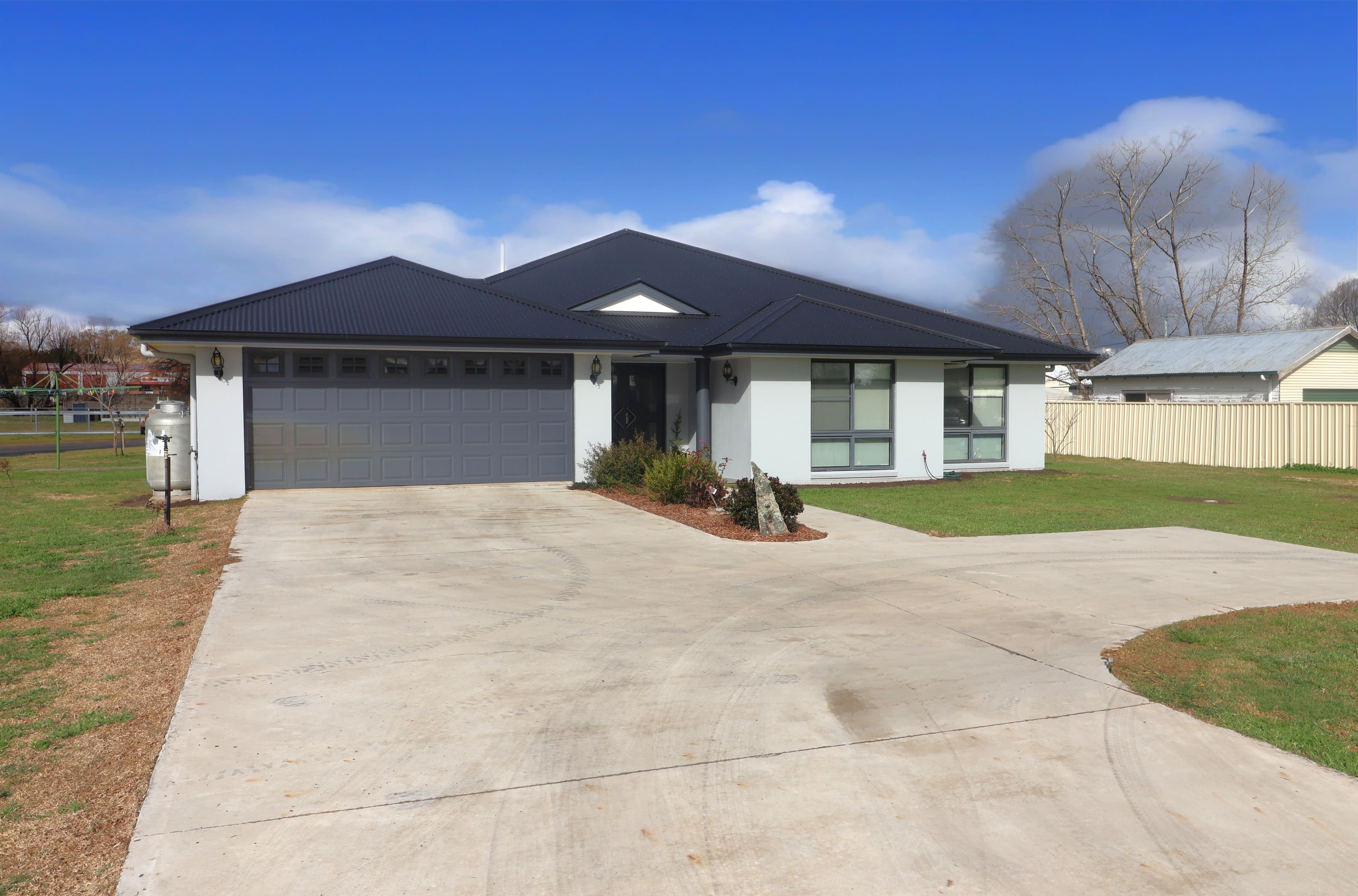 423 Grey Street, Glen Innes NSW 2370, Glen Innes - Image 1