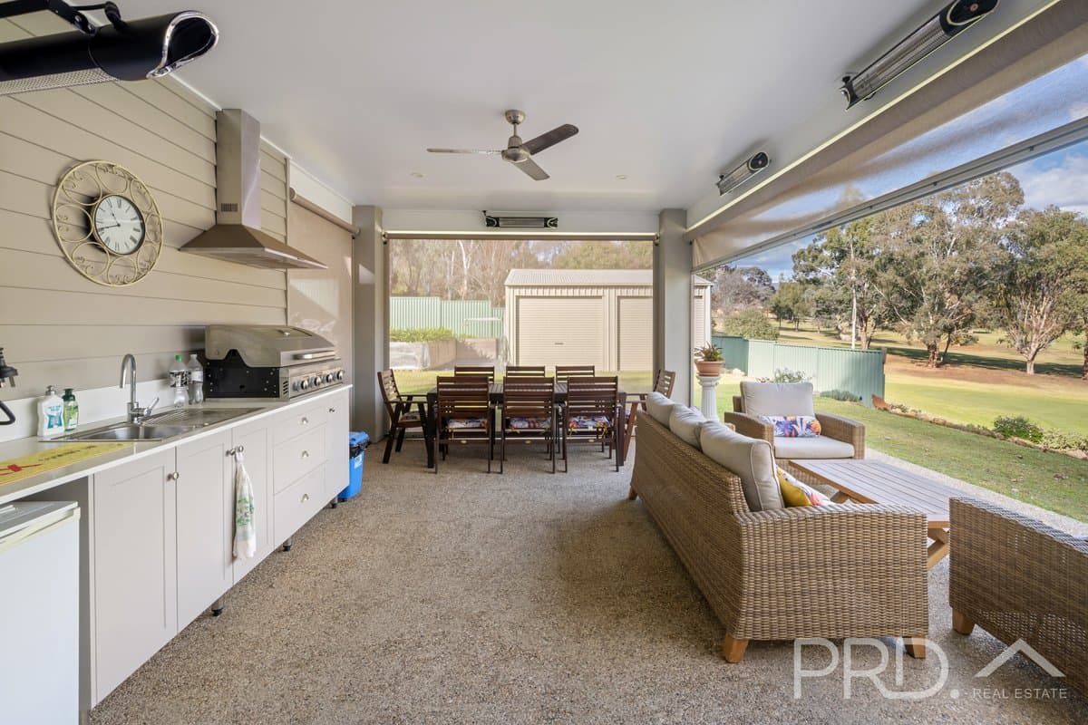 228 Wynyard Street, TUMUT NSW 2720, Tumut - Thumbnail 2