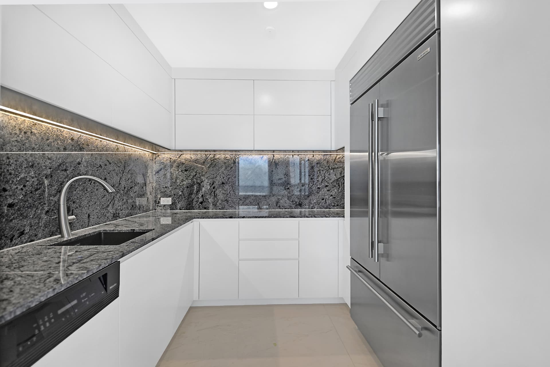19/2-4 Macarthur Parade, Main Beach, QLD, 4217, Main Beach - Thumbnail 7