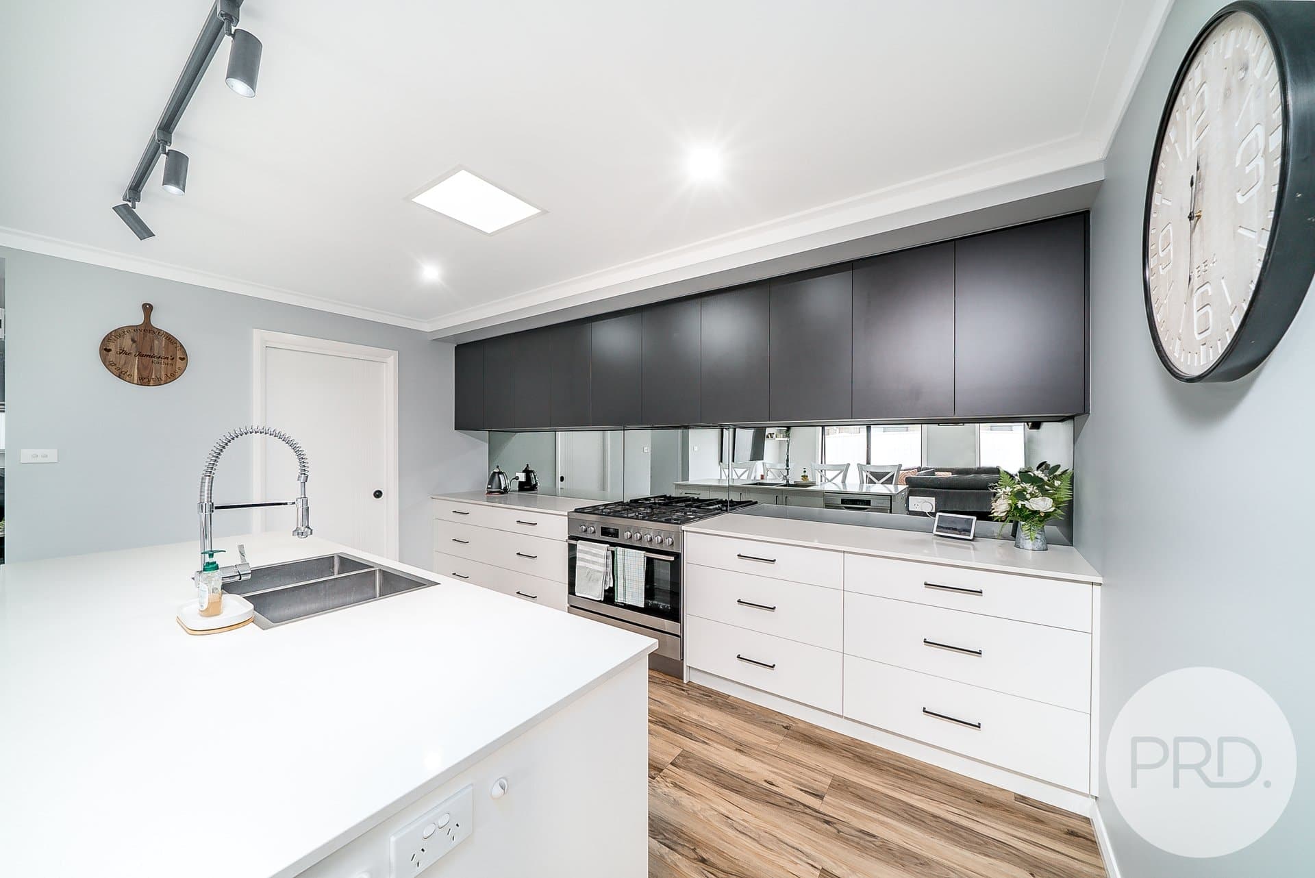 18 Turramia Crescent, GOBBAGOMBALIN NSW 2650, Gobbagombalin - Thumbnail 2