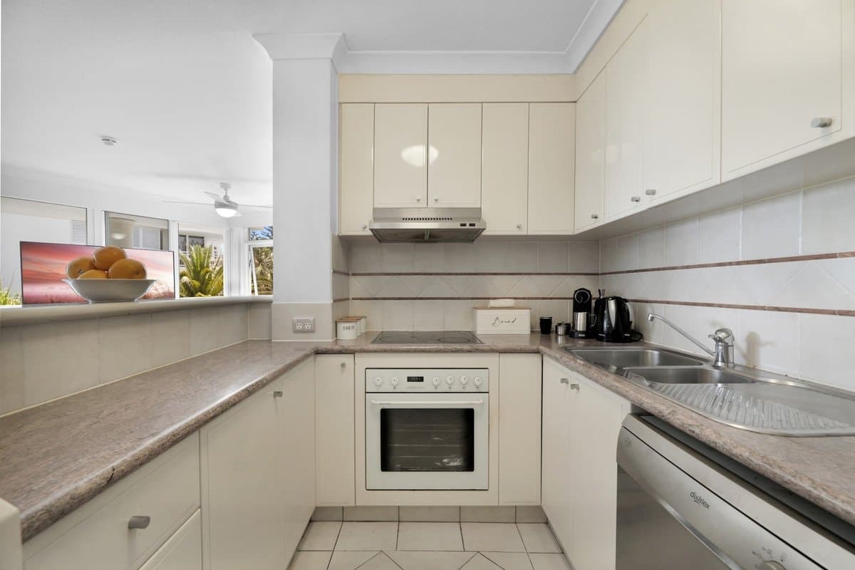 402/220 The Esplanade, Burleigh Heads QLD 4220, Burleigh Heads Property Image - Thumbnail 4