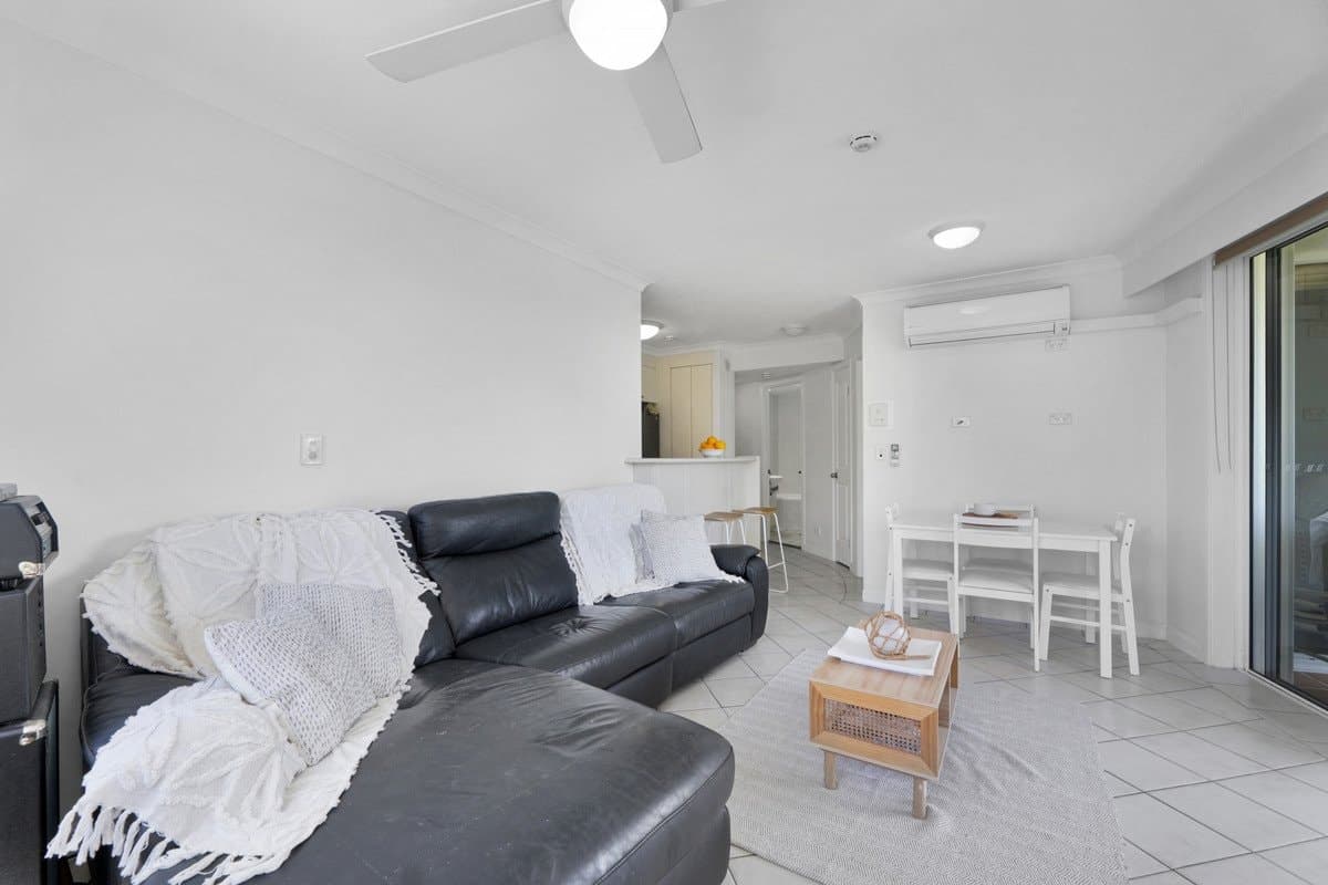 402/220 The Esplanade, Burleigh Heads QLD 4220, Burleigh Heads Property Image - Thumbnail 8