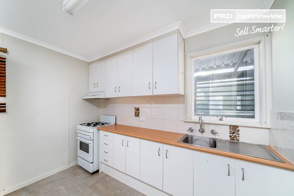 15 Chifley Crescent, KOORINGAL NSW 2650, Kooringal - Thumbnail 2
