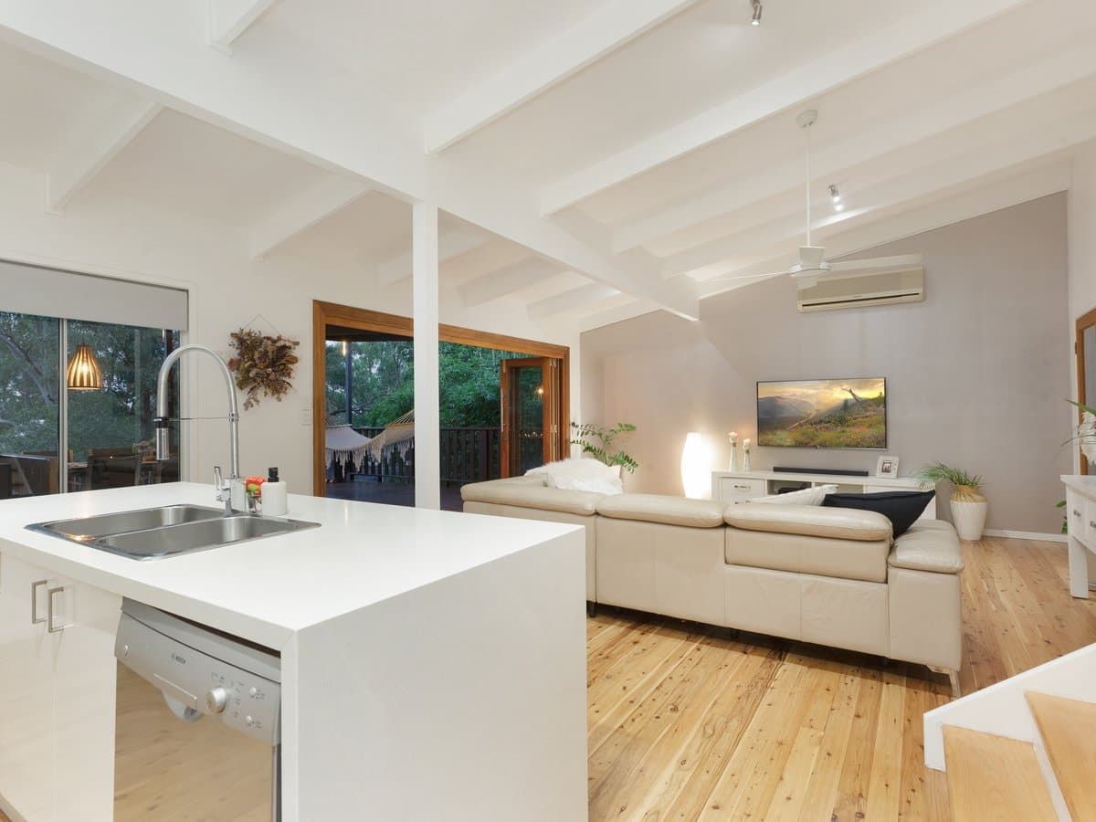 192 West Burleigh Road, BURLEIGH HEADS QLD 4220, Burleigh Heads Property Image - Thumbnail 2
