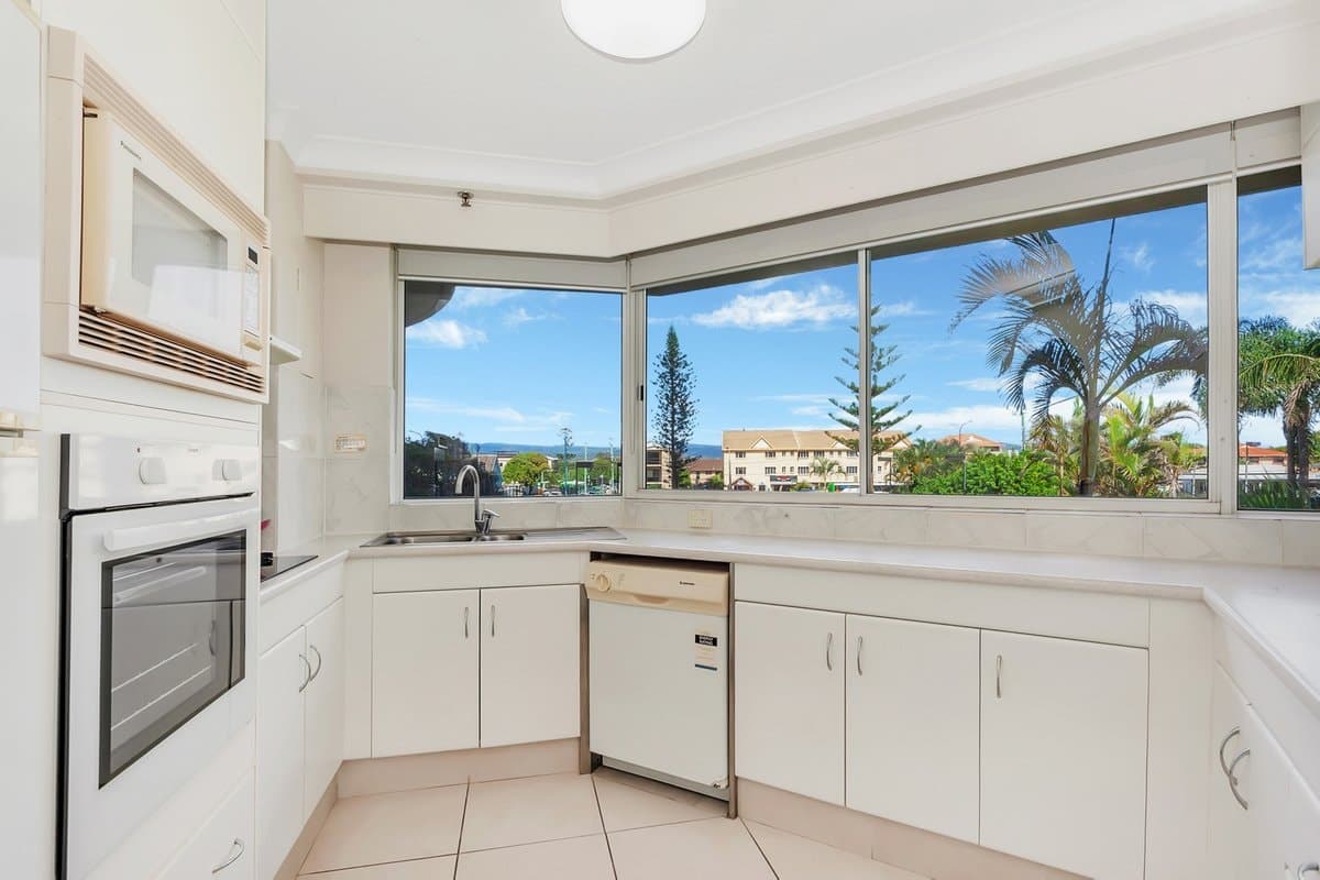 1A/238 The Esplanade, BURLEIGH HEADS QLD 4220, Burleigh Heads Property Image - Thumbnail 4