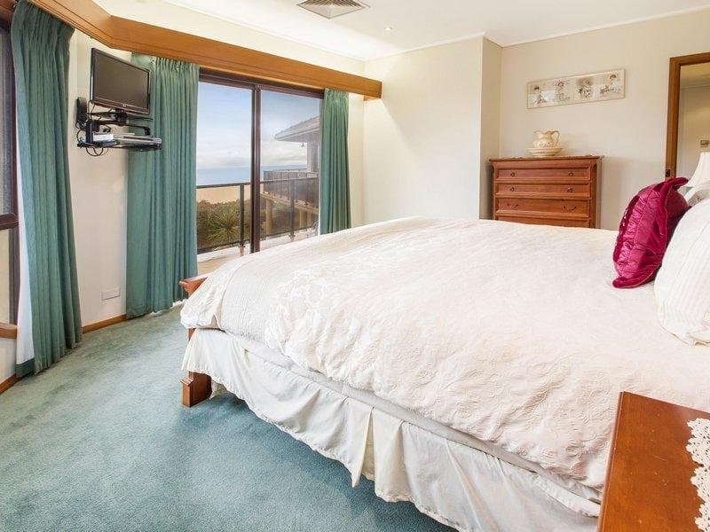 2 Earimil Drive,
                        
                    
                    
                        
                            MOUNT ELIZA, Mount Eliza - Thumbnail 7