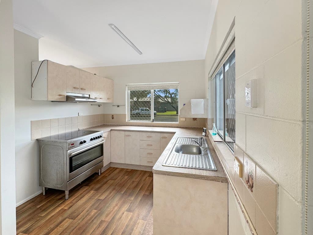 8 Hammond Court, Mooroobool, QLD, 4870, Mooroobool - Thumbnail 2
