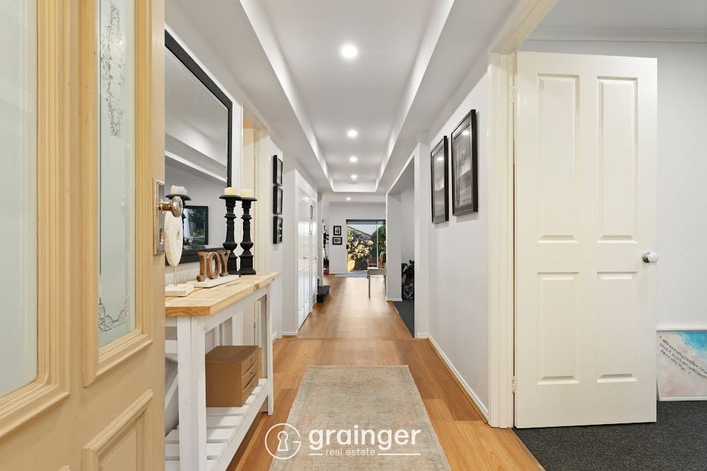 13 Grantham Crescent, Berwick, VIC, 3806, Berwick - Thumbnail 2