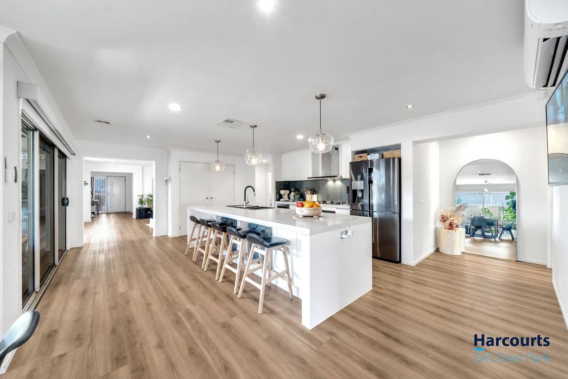 8 Jim Clay Avenue, CAIRNLEA, VIC 3023, Cairnlea - Thumbnail 2