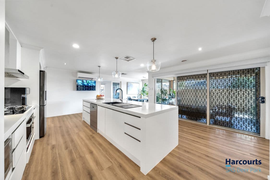 8 Jim Clay Avenue, CAIRNLEA, VIC 3023, Cairnlea - Thumbnail 3