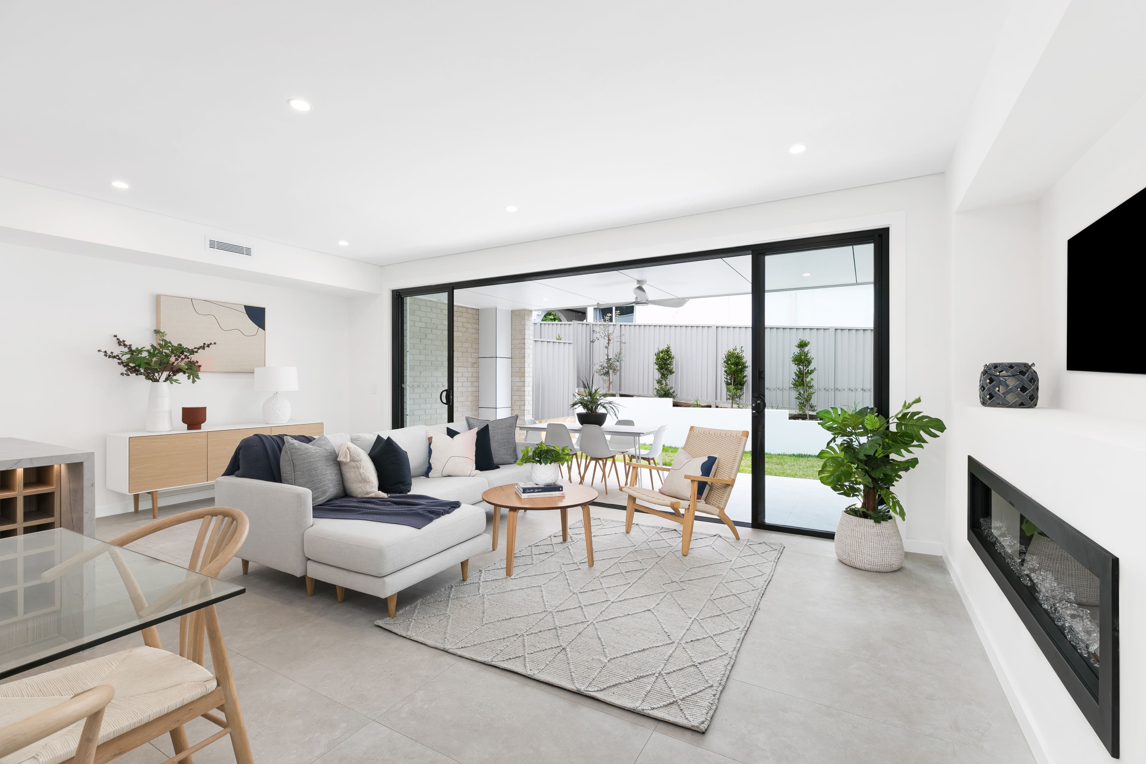 1/10 Winifred Avenue, CARINGBAH, Caringbah - Thumbnail 2
