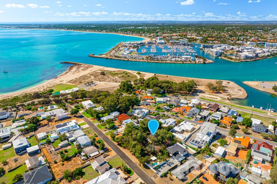 11 Peter Street, HALLS HEAD, WA 6210, Halls Head - Thumbnail 2