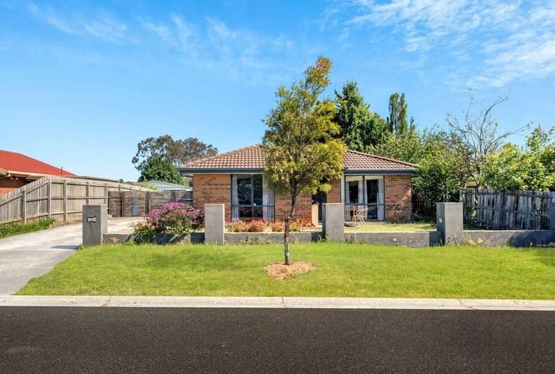 17 Denham Crescent, CRANBOURNE NORTH, Cranbourne North - Thumbnail 2