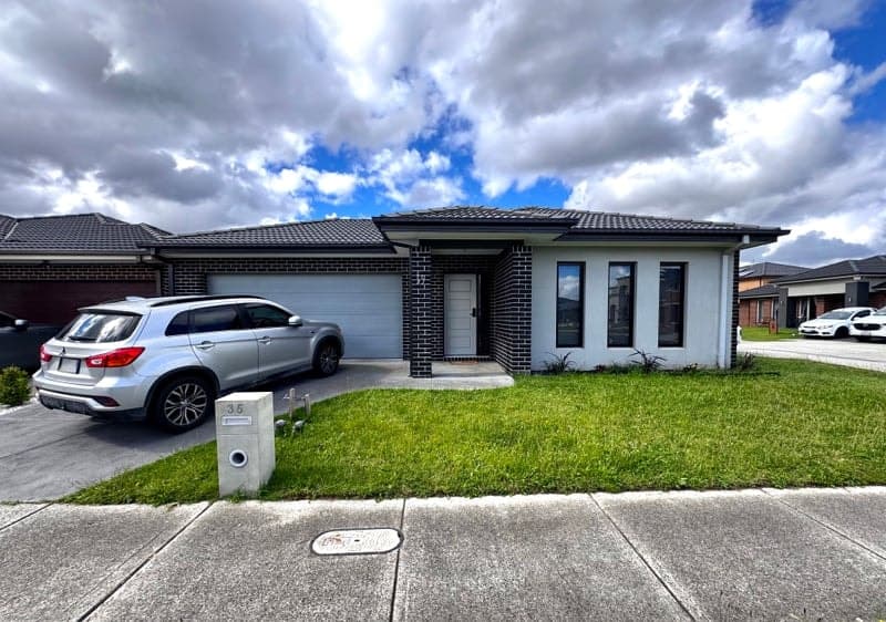 35 Bazadaise Drive, CLYDE NORTH, Clyde North - Thumbnail 2