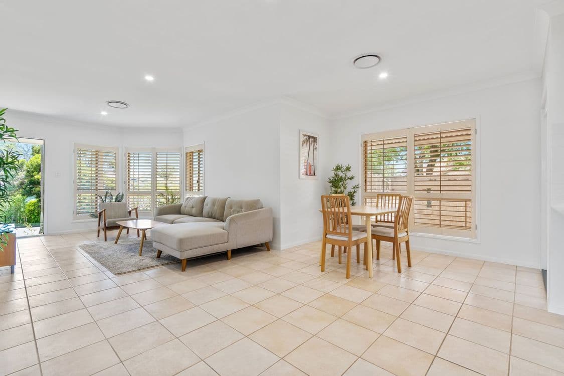 1 Acacia Close, HOLLAND PARK WEST, QLD 4121, Holland Park West - Thumbnail 2