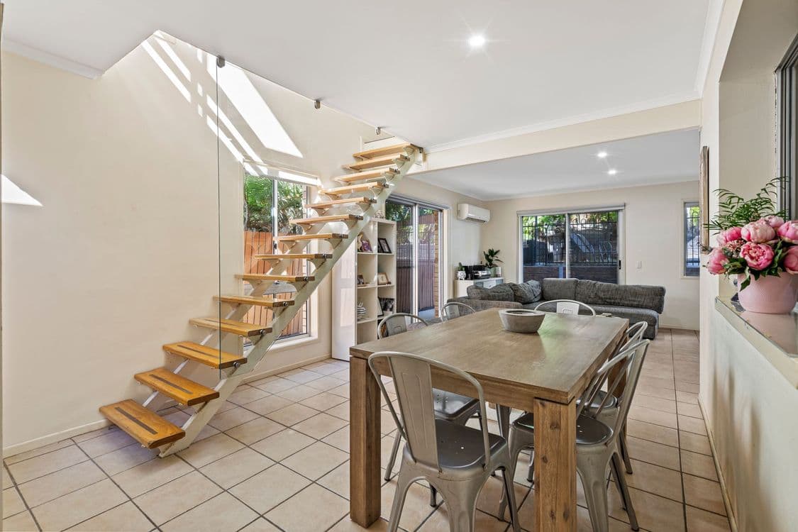 6 Neranda Court, HOLLAND PARK, QLD 4121, Holland Park - Thumbnail 3