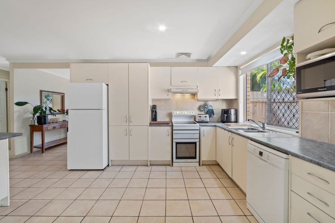 6 Neranda Court, HOLLAND PARK, QLD 4121, Holland Park - Thumbnail 4