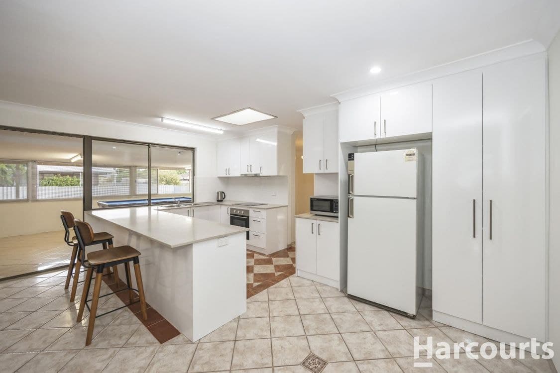 3 Boronia Close, CAMILLO, WA 6111, Camillo - Thumbnail 2