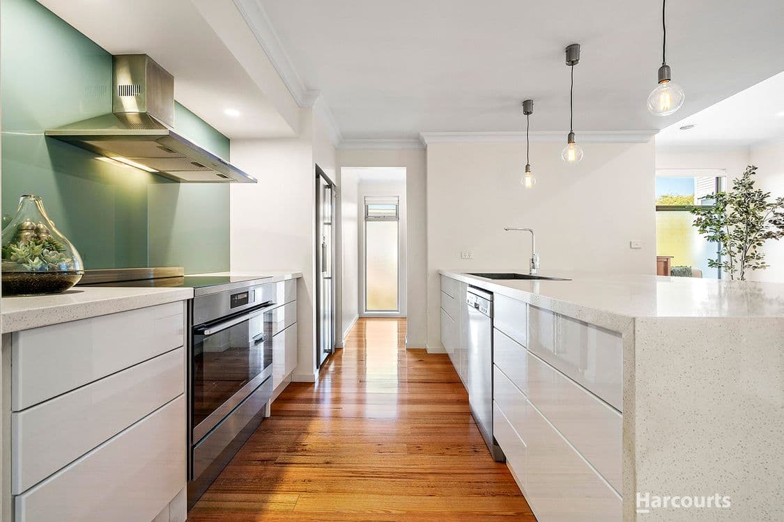 16 Devlaw Drive, DONCASTER EAST, VIC 3109, Doncaster East - Thumbnail 2