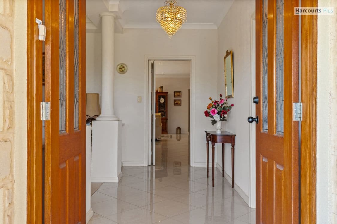 1 Omeo Close, HALLETT COVE, SA 5158, Hallett Cove - Thumbnail 4