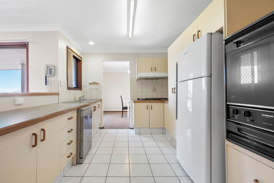 49 Wardoo Street, SOUTHPORT, QLD 4215, Southport - Thumbnail 3