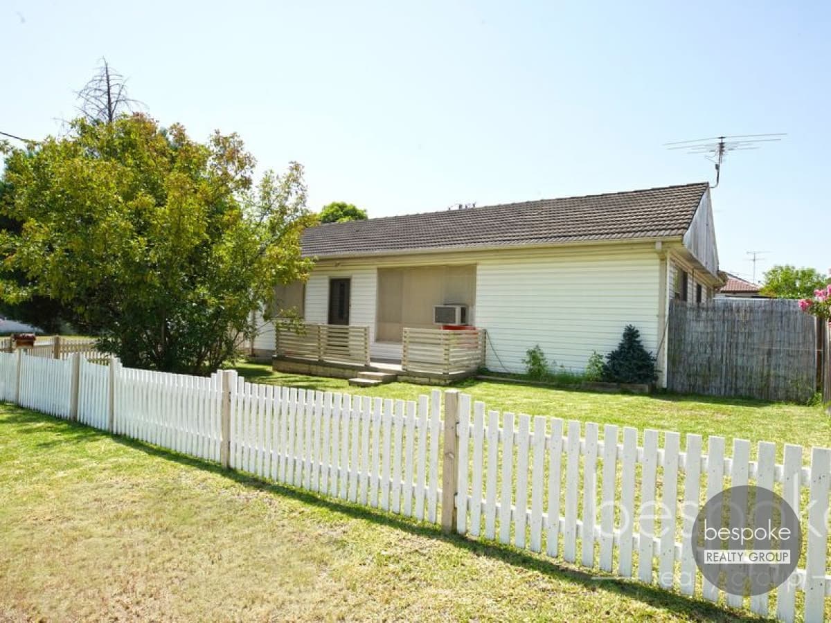 42 Elizabeth Crescent, KINGSWOOD, Kingswood - Thumbnail 2