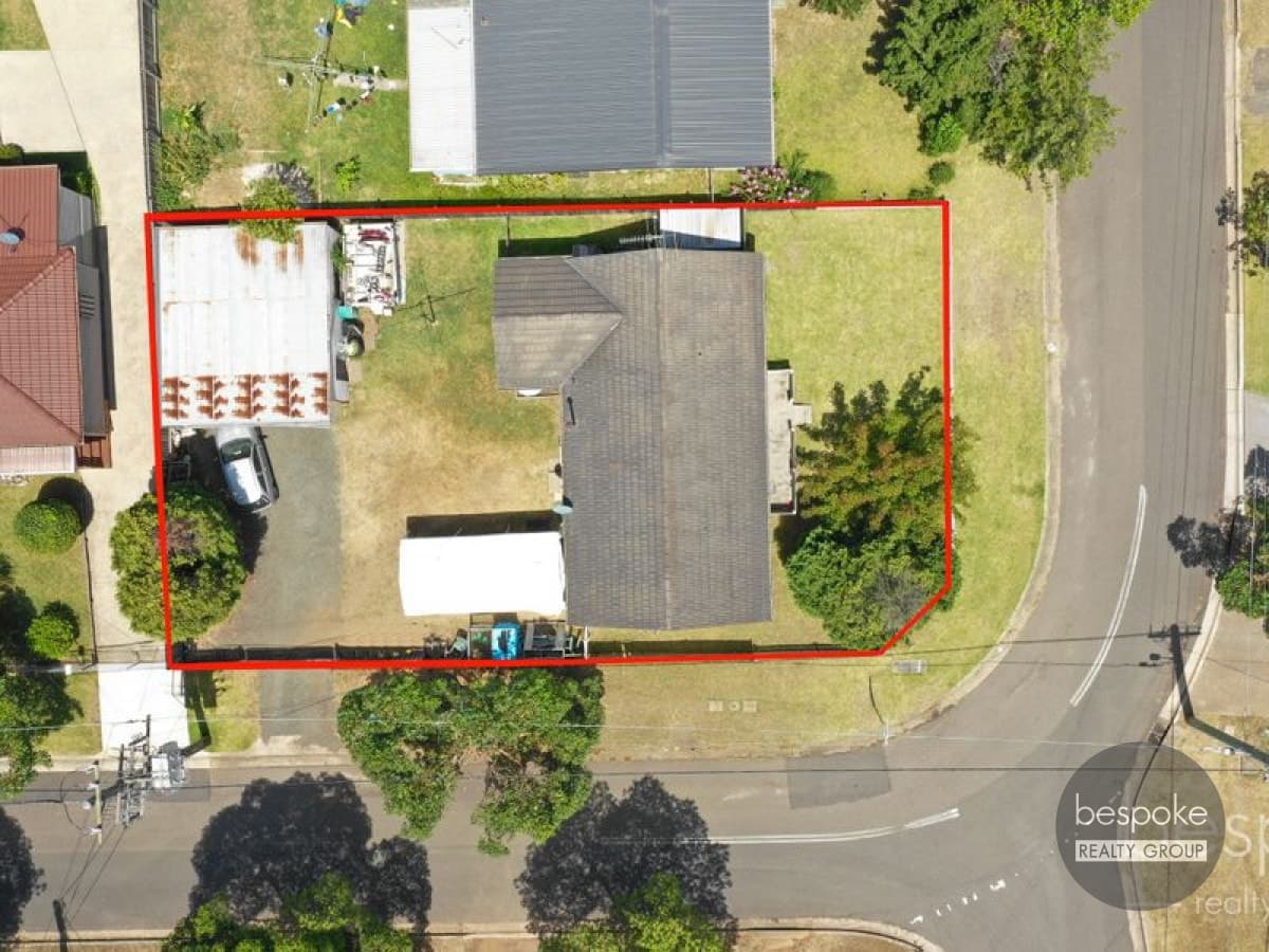 42 Elizabeth Crescent, KINGSWOOD, Kingswood - Thumbnail 3