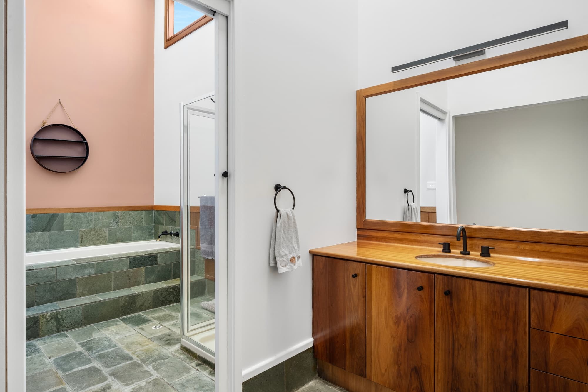11 Deenyi Close, Cordeaux Heights - Thumbnail 2