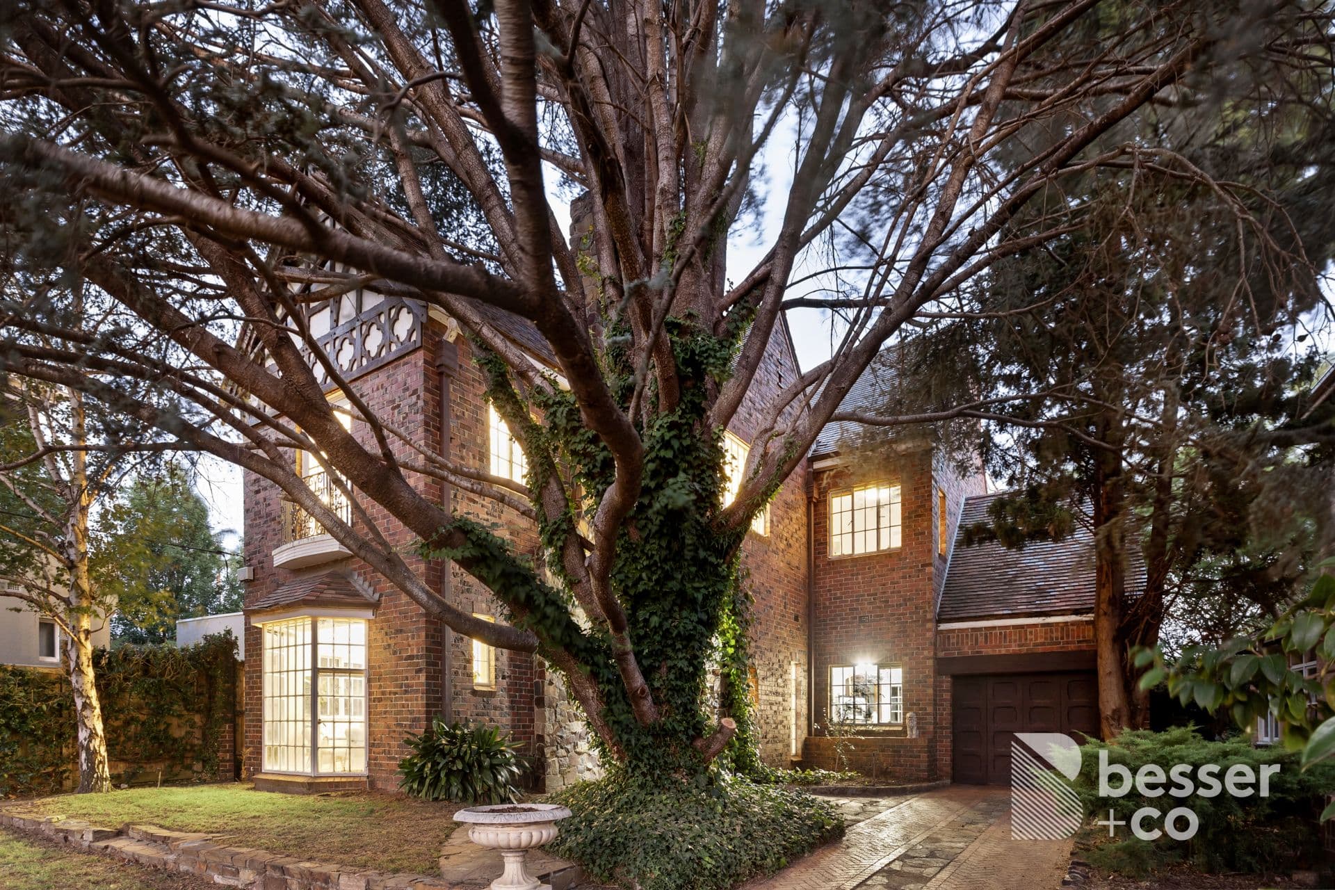 2 Grimwade Court, Caulfield North - Thumbnail 2