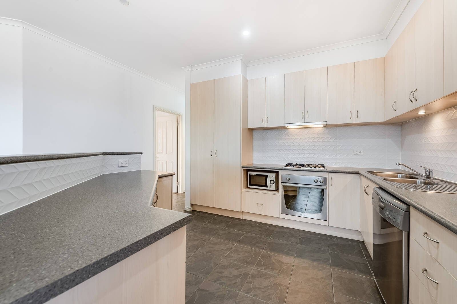 2 / 15 Cootamundra Court, Werribee, VIC, 3030, Werribee - Thumbnail 2