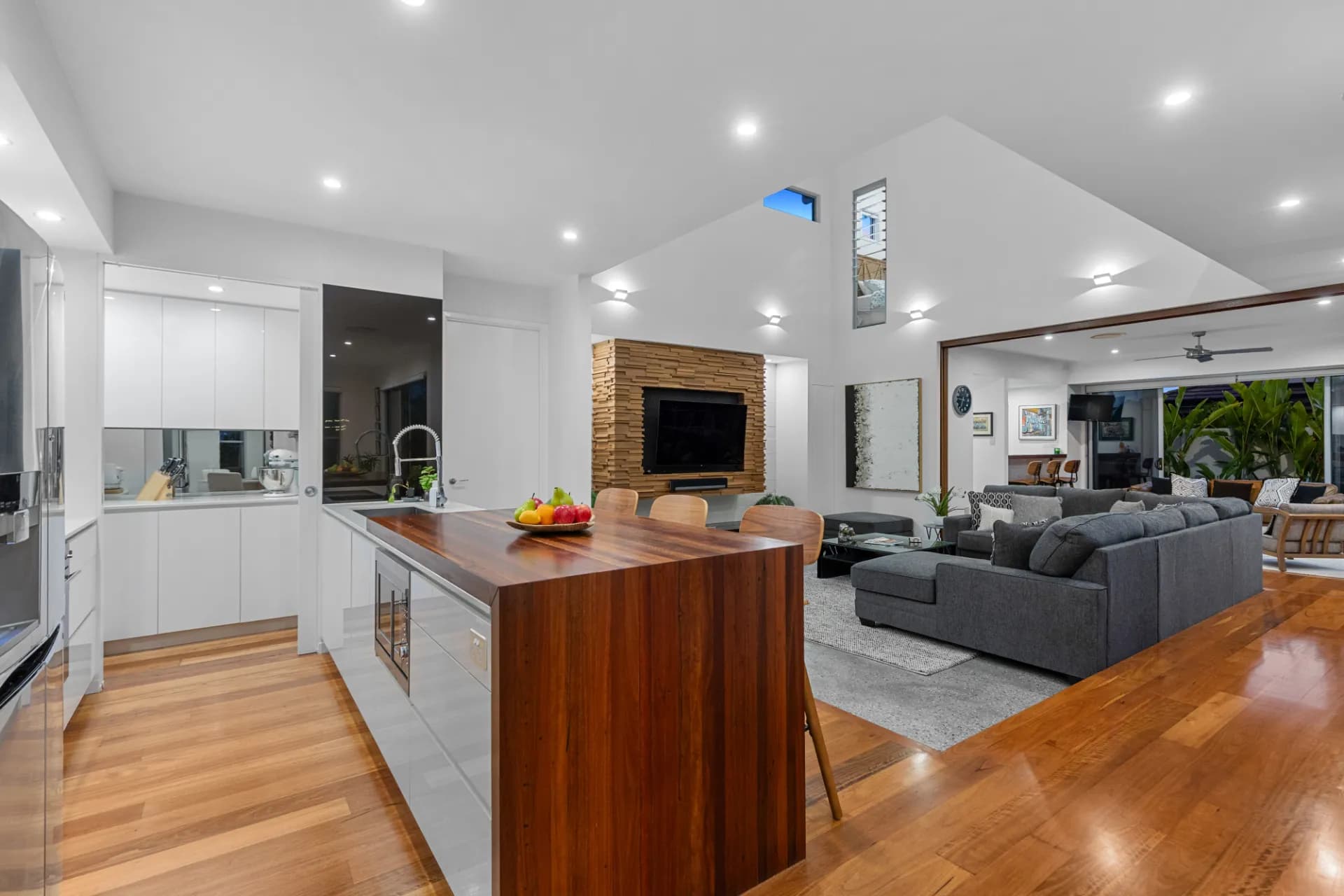 7700 Fairway  Boulevard, Hope Island - Thumbnail 6