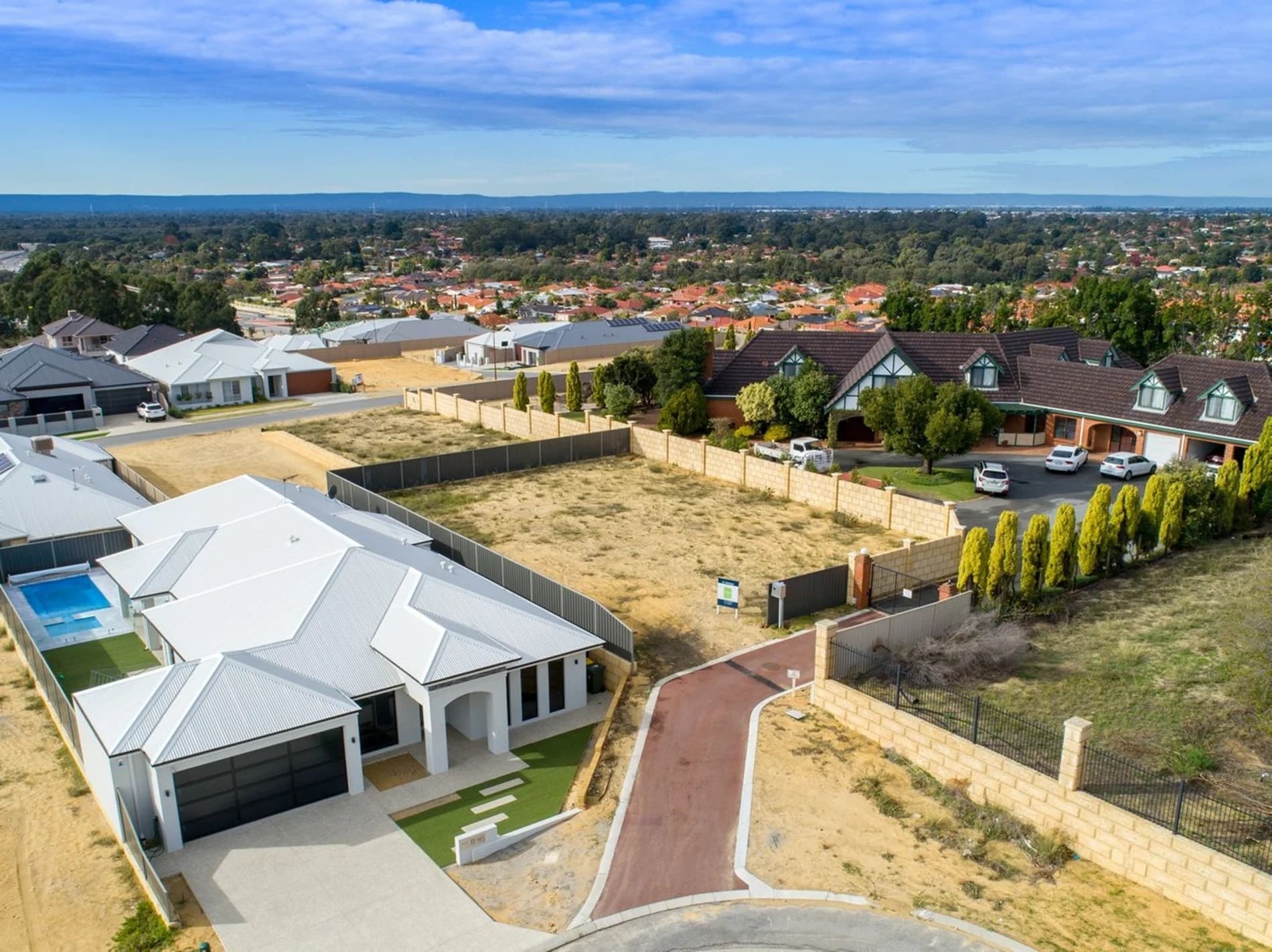 VIEWS FOREVER.
638 sq/m, 13 Scarvaci Rise, Landsdale WA 6065, Landsdale - Thumbnail 7