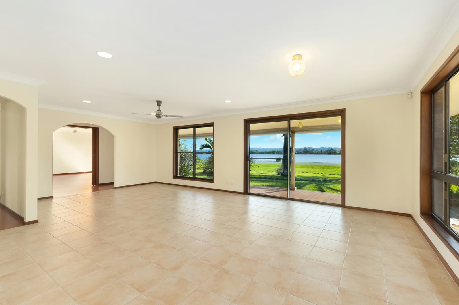 1060 River Drive, KEITH HALL, Keith Hall - Thumbnail 5