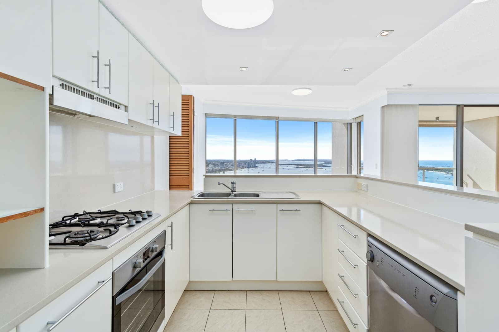 3102/50 Marine Parade, SOUTHPORT, Southport - Thumbnail 6