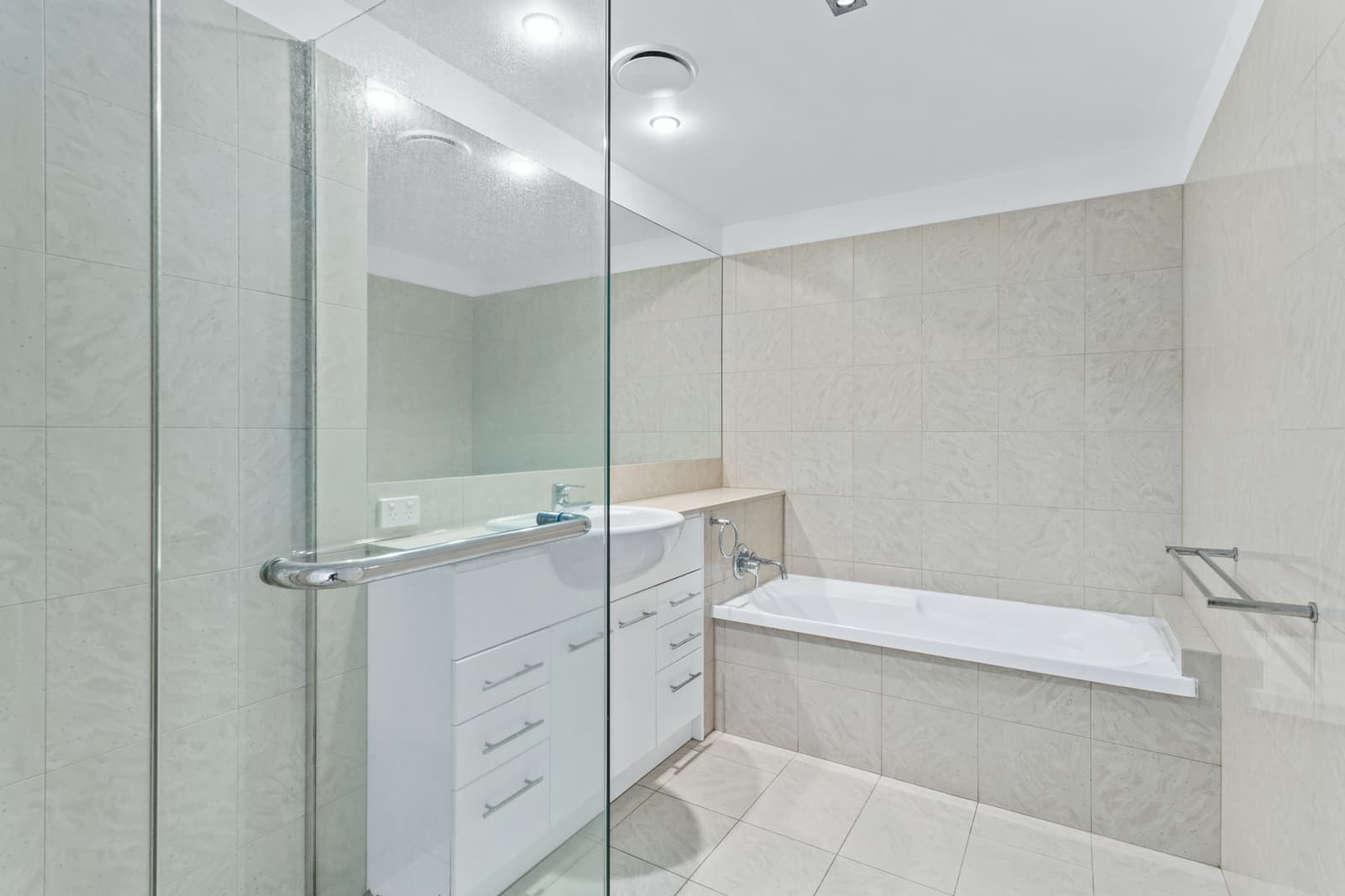 3102/50 Marine Parade, SOUTHPORT, Southport - Thumbnail 7