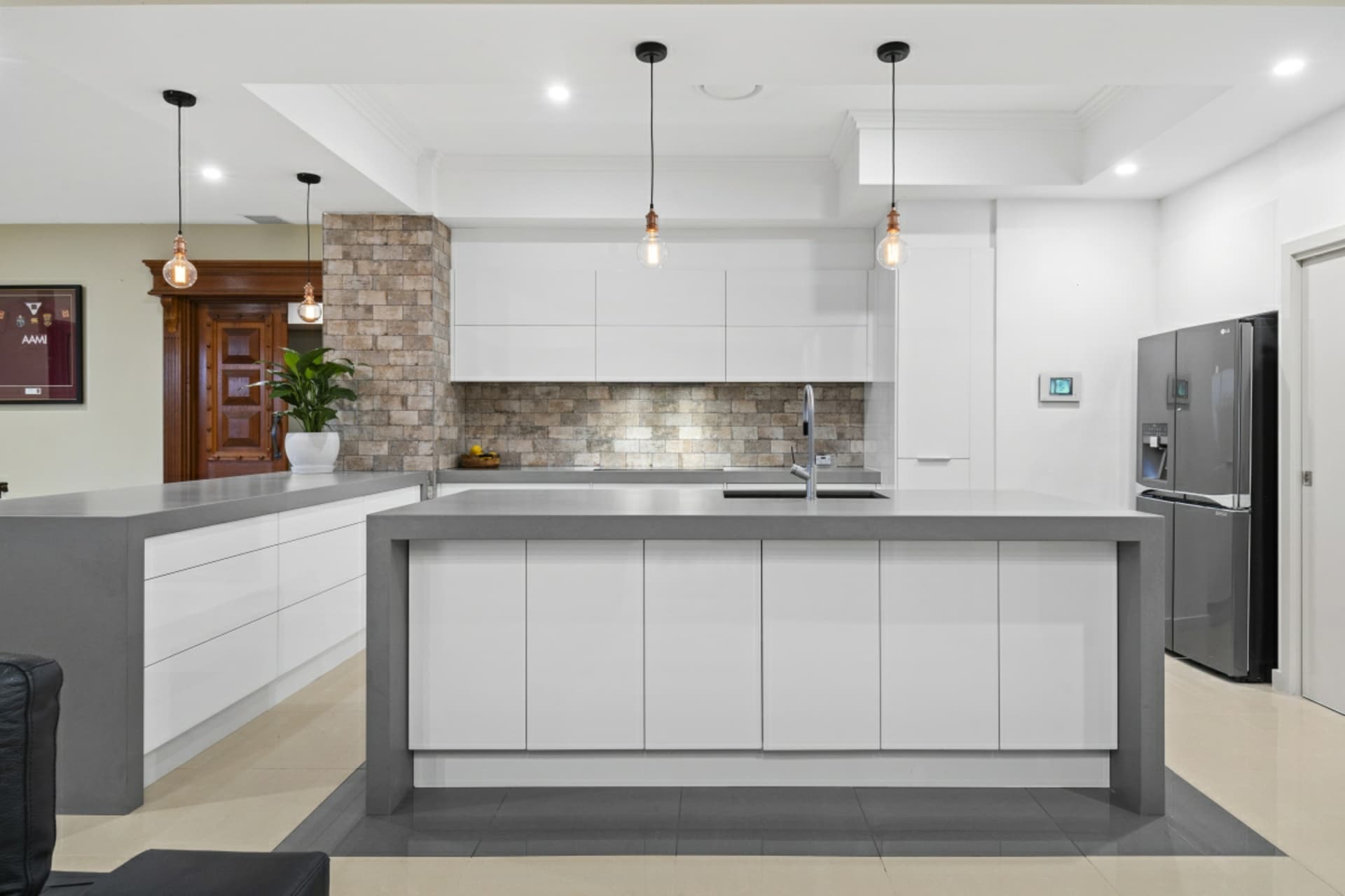 19 Southern Skies Avenue, REEDY CREEK, Reedy Creek - Thumbnail 3