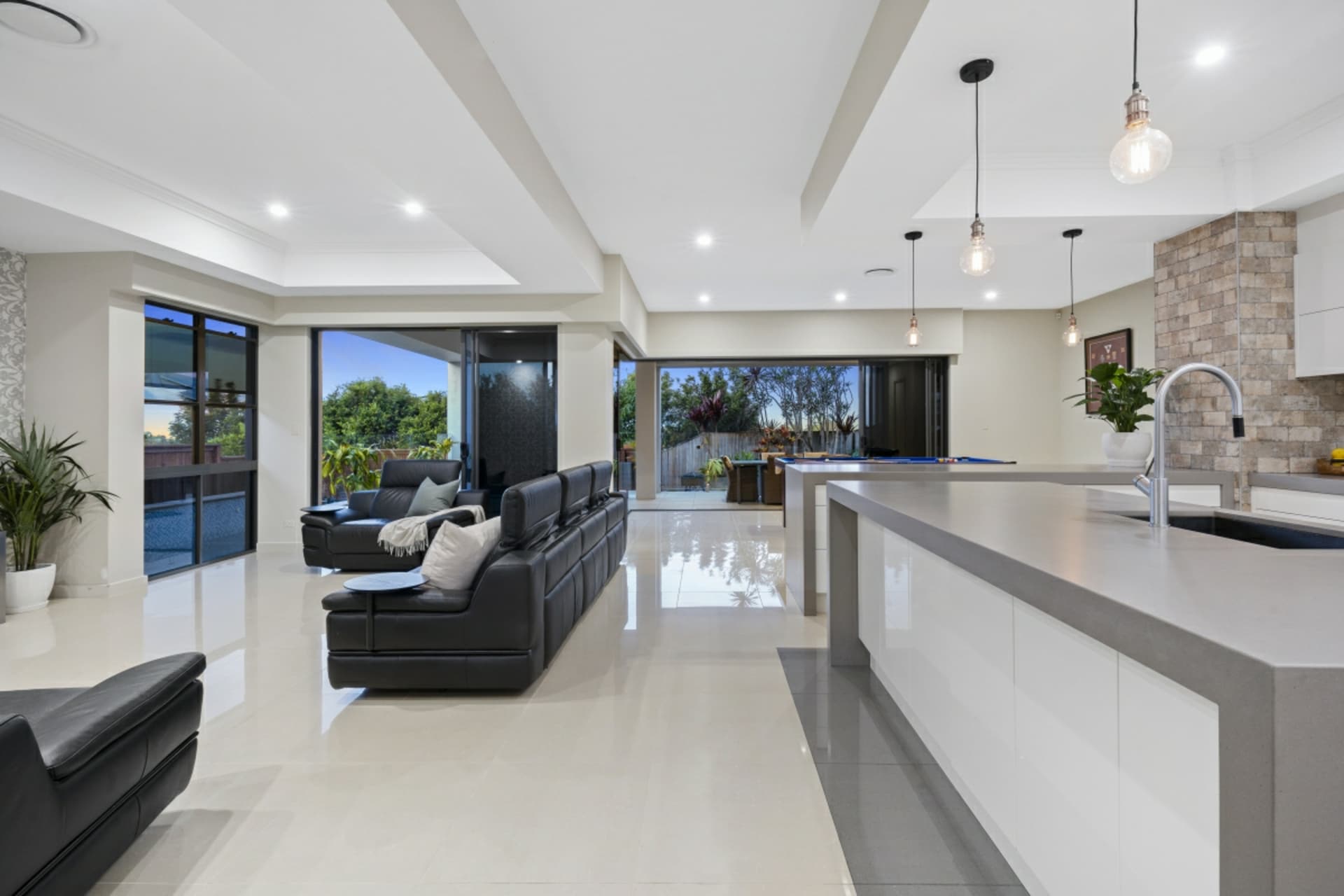 19 Southern Skies Avenue, REEDY CREEK, Reedy Creek - Thumbnail 5