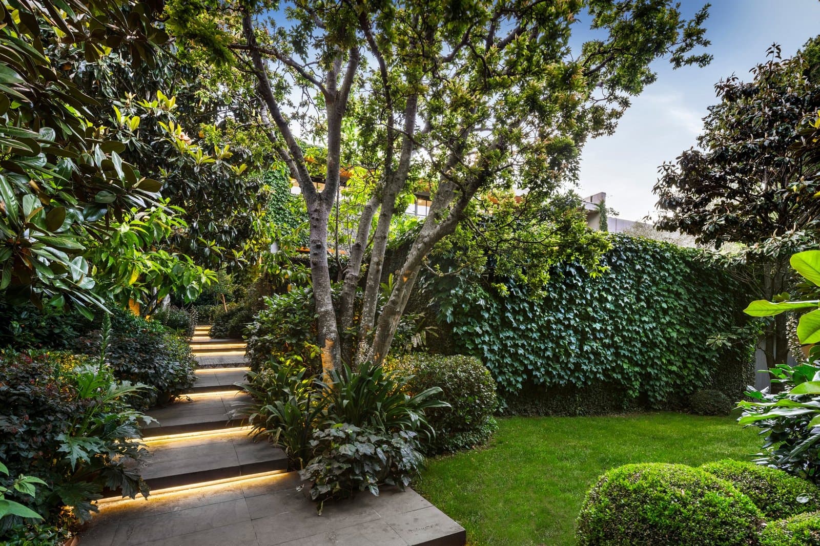 18 Winifred Crescent, Toorak - Thumbnail 2