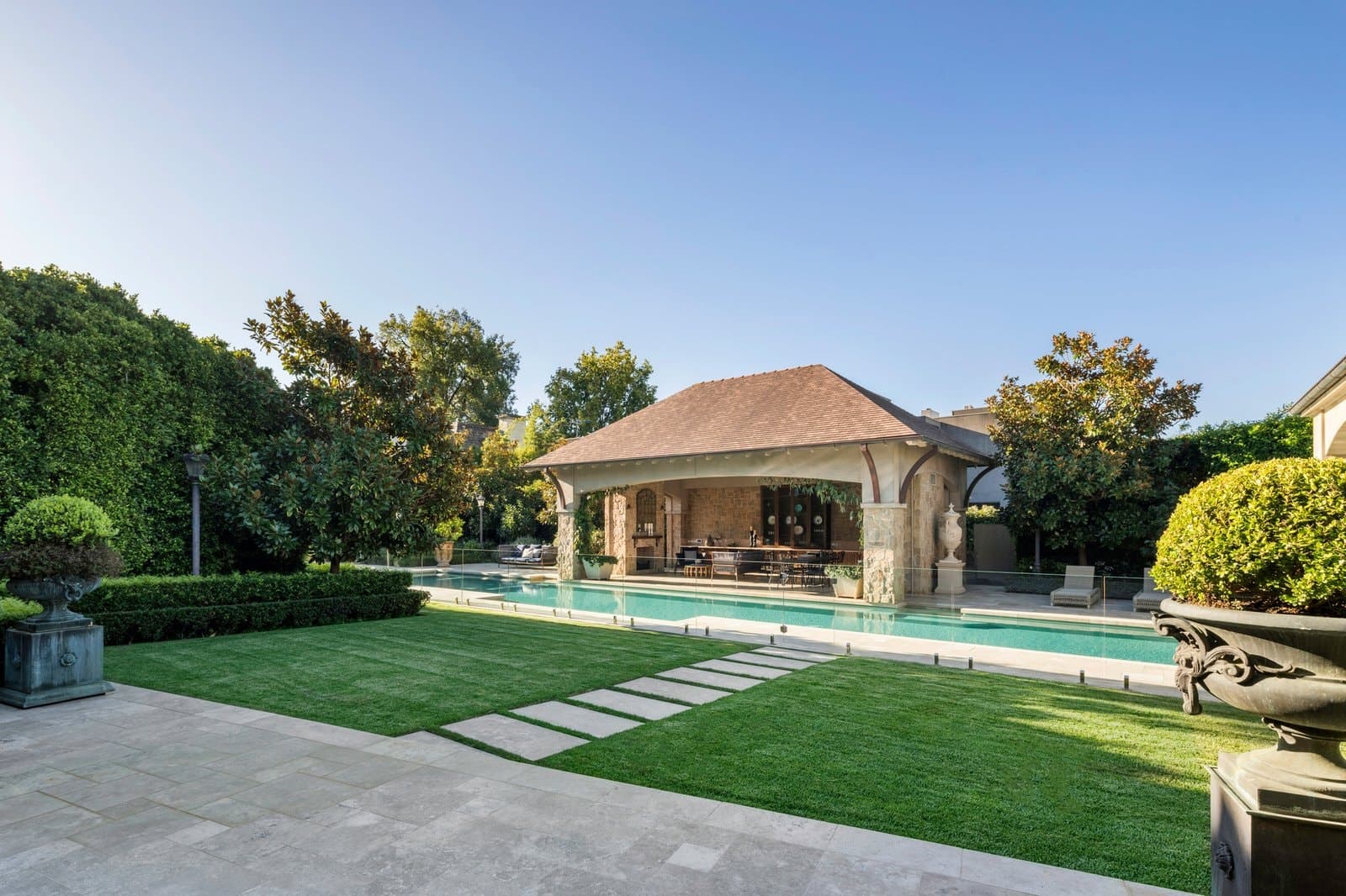 8 Montrose Court, Toorak - Thumbnail 2