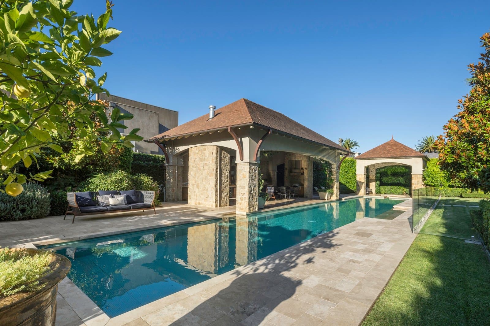 8 Montrose Court, Toorak - Thumbnail 3