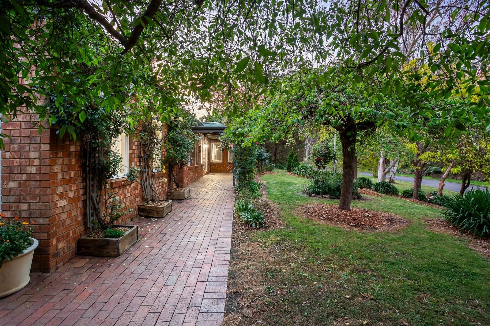 12 Raymond Elliot Court, Park Orchards - Thumbnail 2