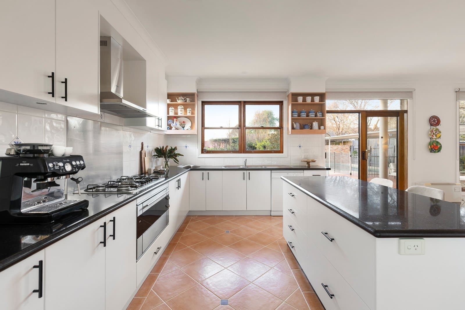 1 Bona Vista Avenue, Surrey Hills - Thumbnail 4