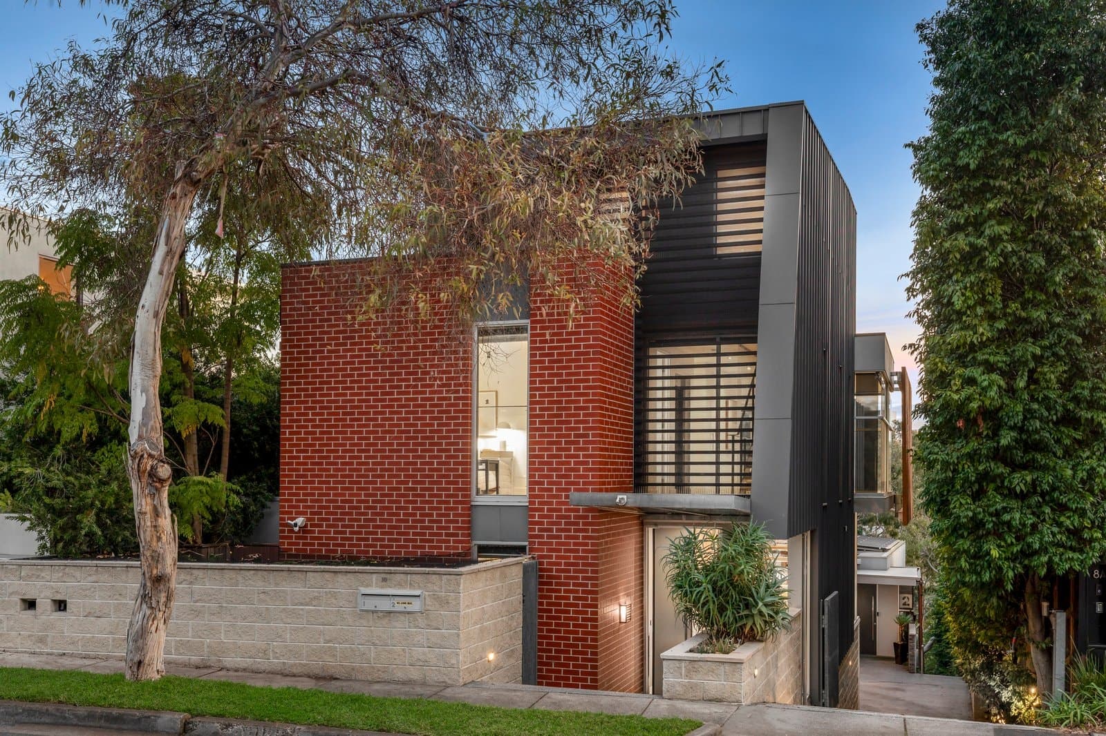 1/10 Harrison Crescent, Hawthorn - Thumbnail 2