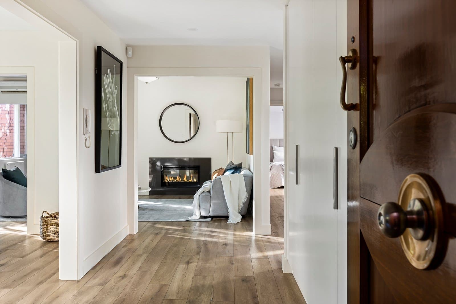 2/4 Maple Grove, Toorak - Thumbnail 2