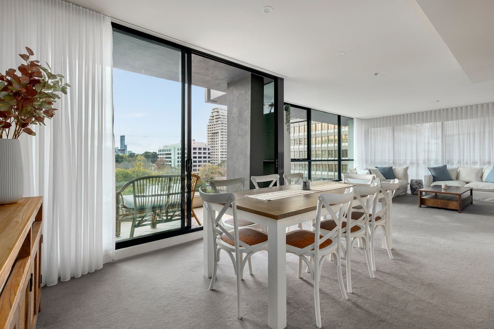 607/19 Queens Road, Melbourne - Thumbnail 3
