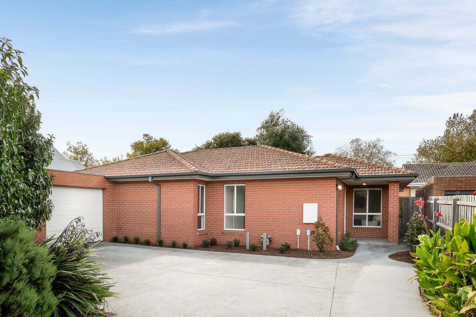 2/10 Clapham Road, Hughesdale - Image 1