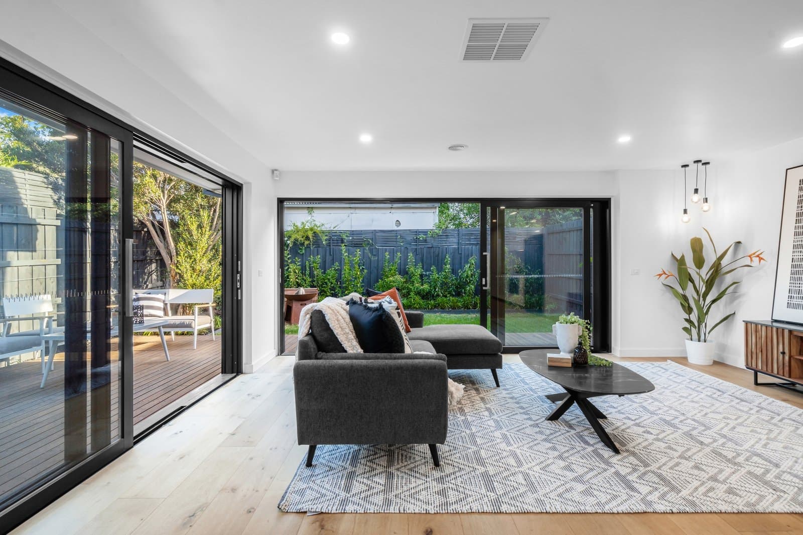 2/8 Access Road, Mont Albert North - Thumbnail 2